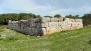 Diese Mauer ist untypisch für Mallorca und erinnert eher an griechische Bauten.